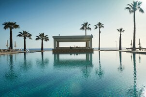 Bar junto a la piscina