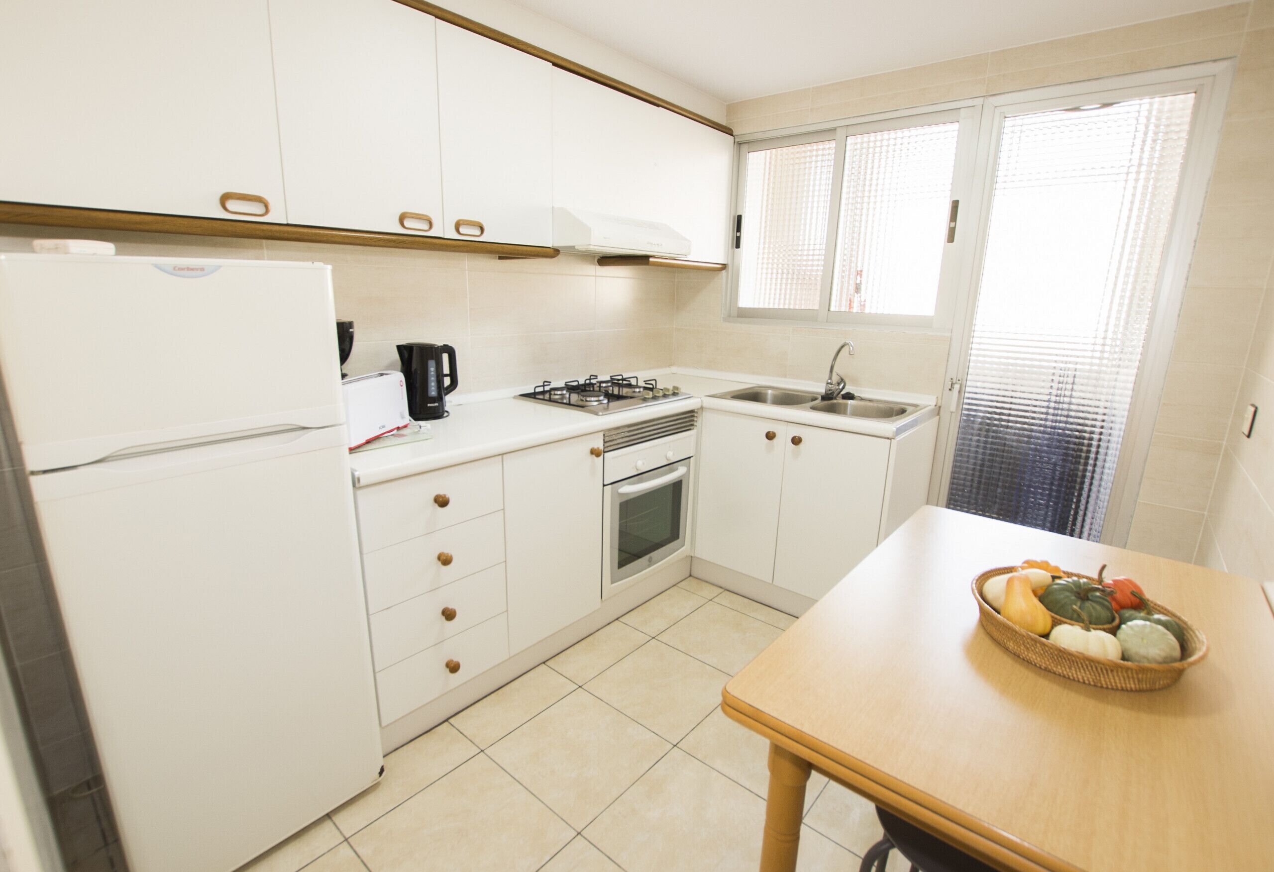 Køleskab, mikrobølgeovn, ovn, kaffe-/temaskine