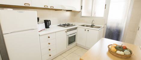 Køleskab, mikrobølgeovn, ovn, kaffe-/temaskine