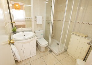 Een douche, handdoeken