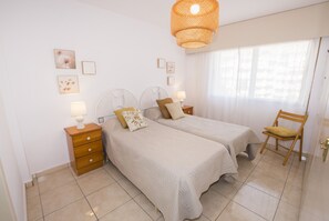 1 slaapkamer, een strijkplank/strijkijzer, wifi (toeslag), beddengoed