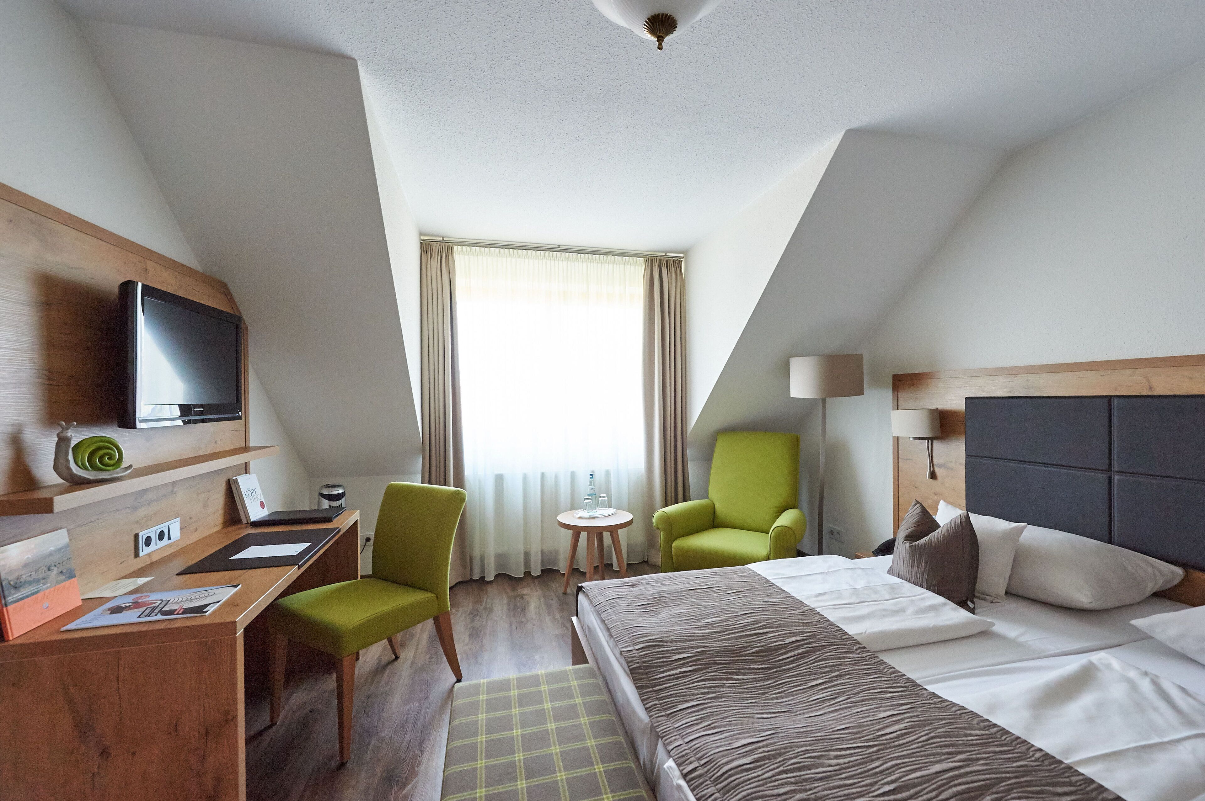 landhaus doppelzimmer, 1 queenbett, nichtraucher | in-room safe, desk, laptop workspace, soundproofing