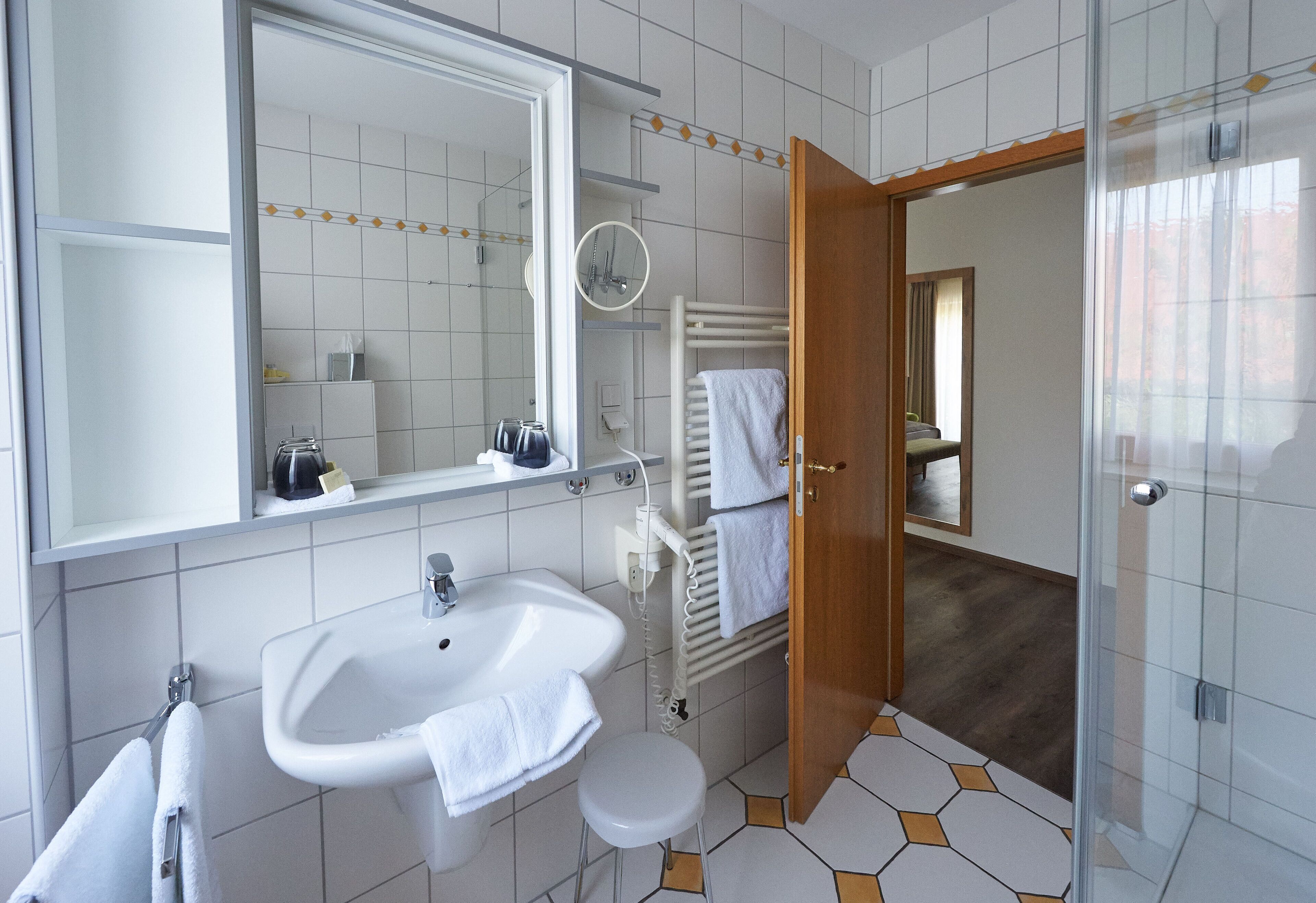 landhaus doppelzimmer, 1 queenbett, nichtraucher | bathroom | shower, bathrobes, slippers, towels