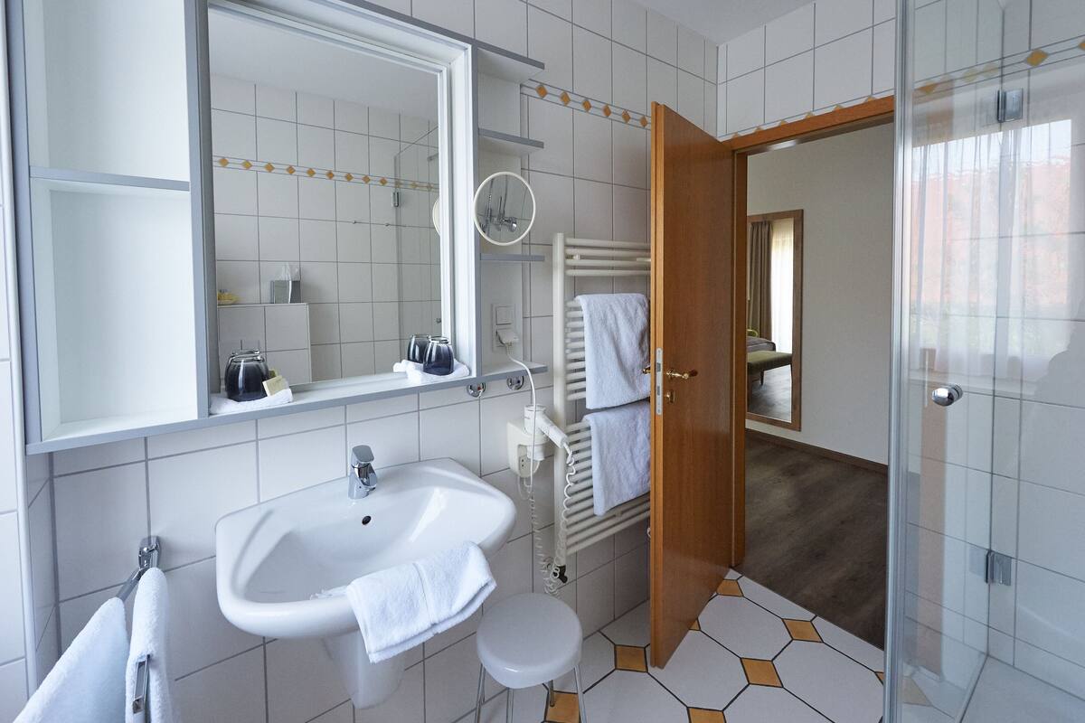 landhaus doppelzimmer, 1 queenbett, nichtraucher | bathroom | shower, bathrobes, slippers, towels
