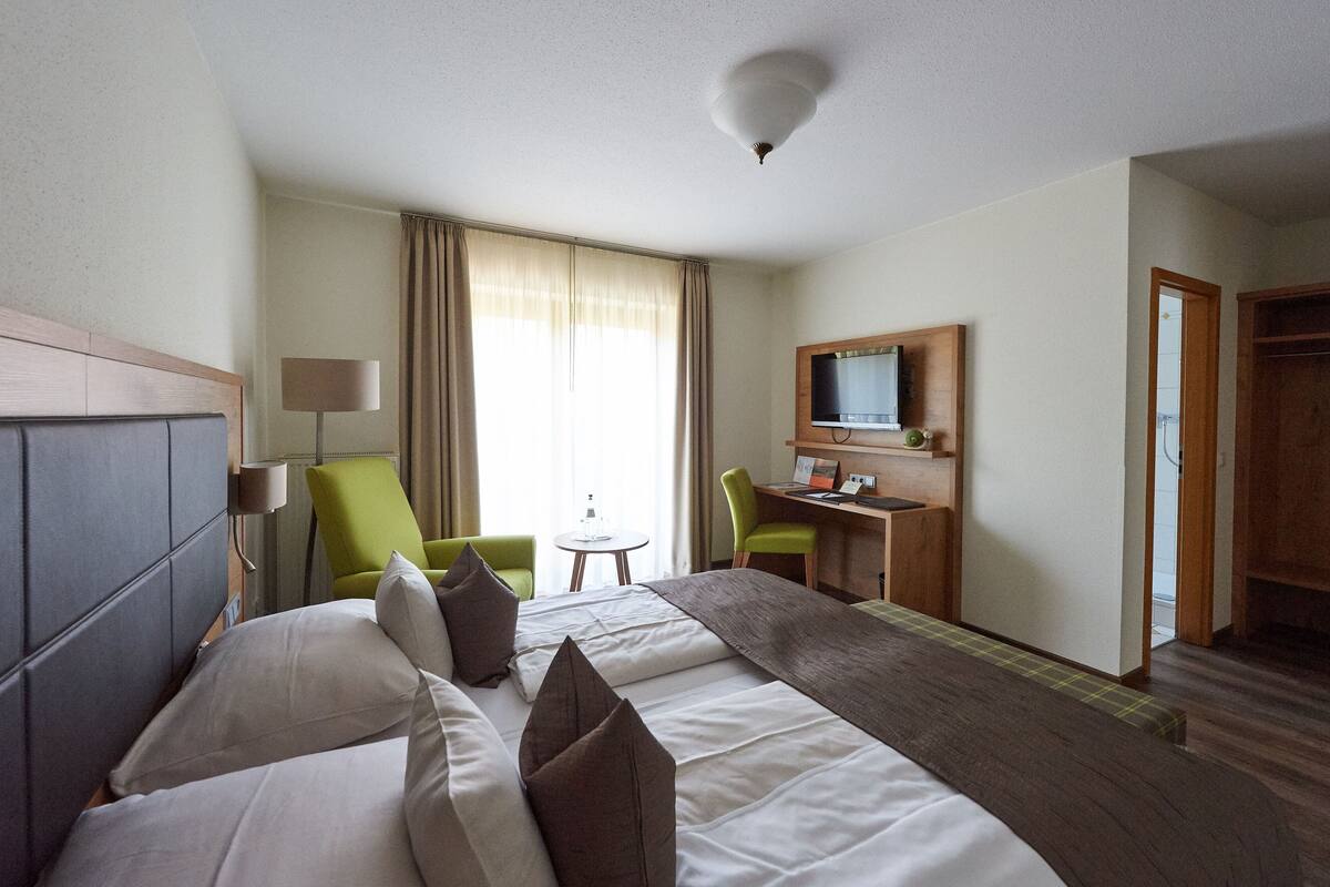 landhaus doppelzimmer, 1 queenbett, nichtraucher | in-room safe, desk, laptop workspace, soundproofing