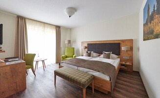 Landhaus Doppelzimmer, 1 Queenbett, Nichtraucher | In-room safe, desk, laptop workspace, soundproofing