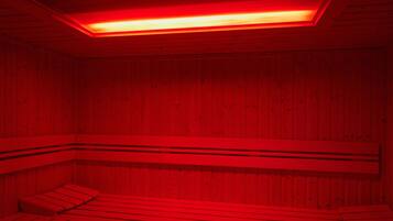 Een sauna met houten wanden en banken.