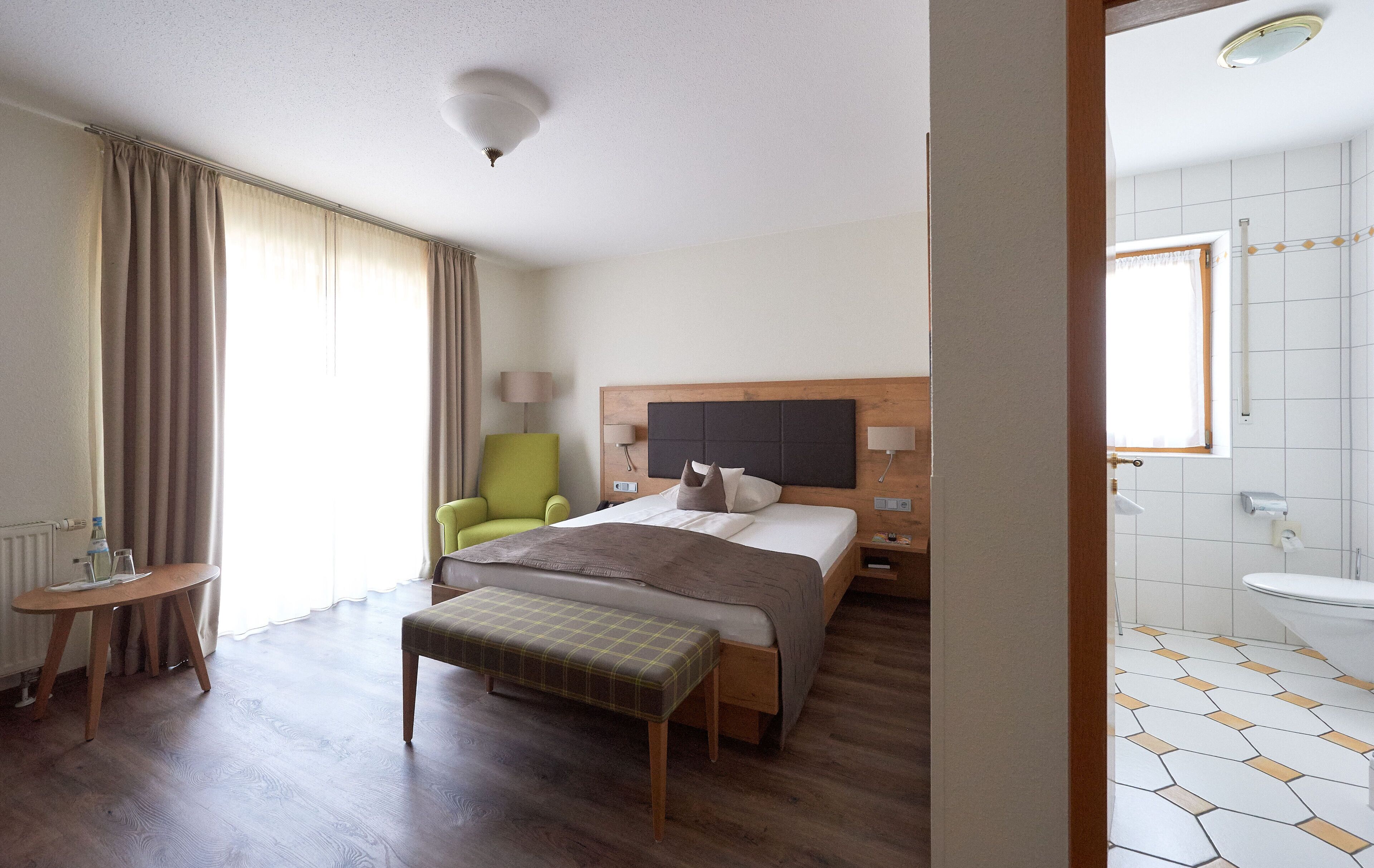 landhaus doppelzimmer, 1 queenbett, nichtraucher | in-room safe, desk, laptop workspace, soundproofing