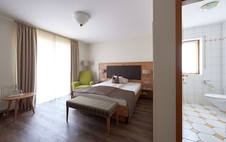 Landhaus Doppelzimmer, 1 Queenbett, Nichtraucher | Cofres nos quartos, escrivaninha, espaço de trabalho para notebook