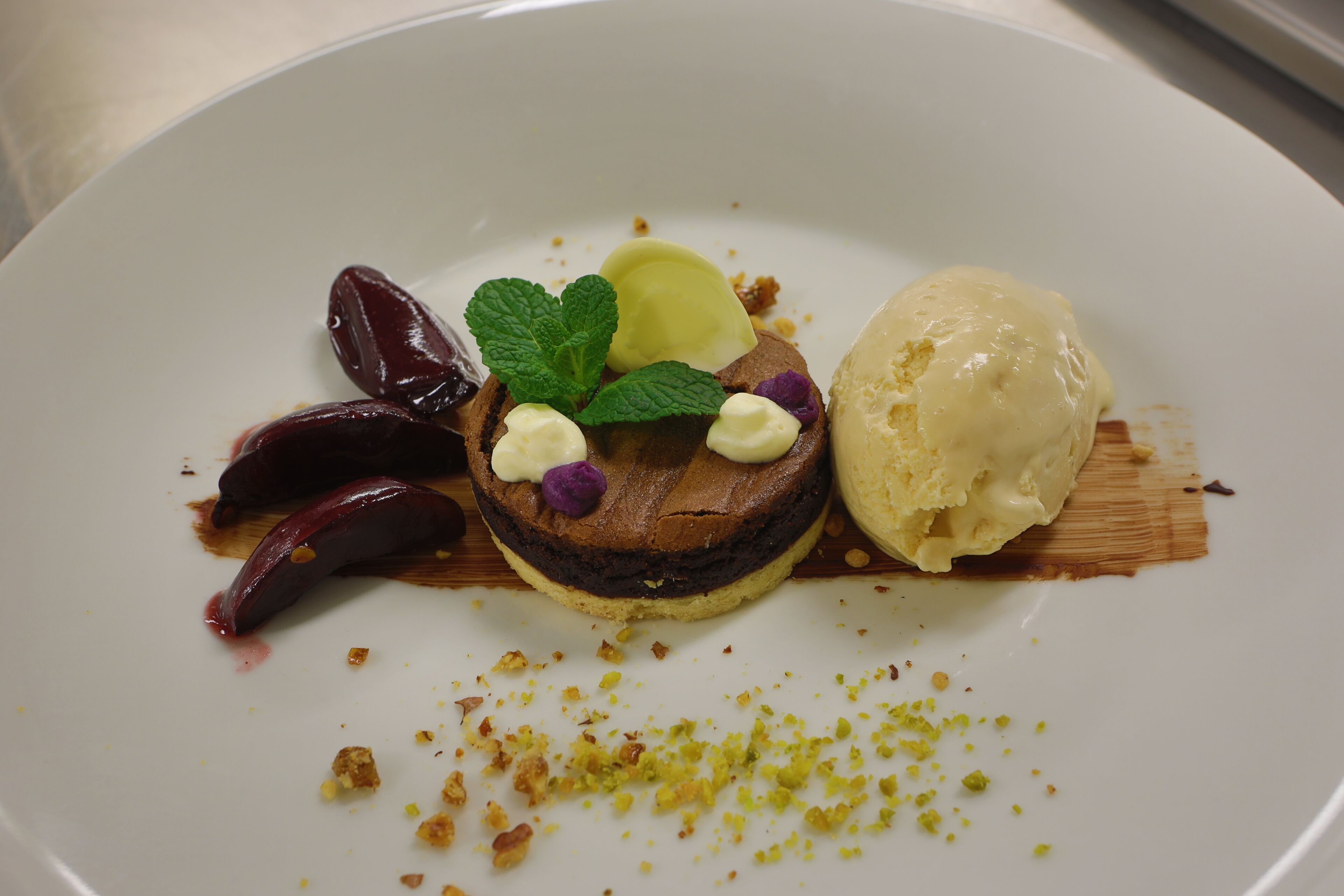 Ein Dessertteller mit Schokoladenkuchen, Eiscreme und Verzierungen.