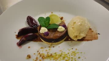 Ein Dessertteller mit Schokoladenkuchen, Eiscreme und Verzierungen.