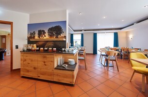 Café da manhã com buffet grátis todos os dias