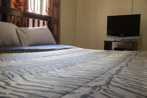 Deluxe Double Room | Iron/ironing board, bed sheets