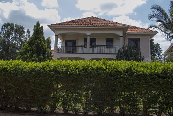 Vista frontal de la propiedad