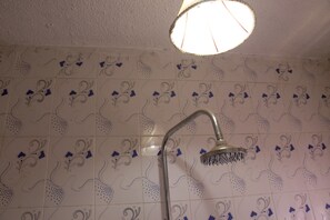 Habitación doble Deluxe | Baño | Tina profunda, amenidades de baño gratuitas, toallas