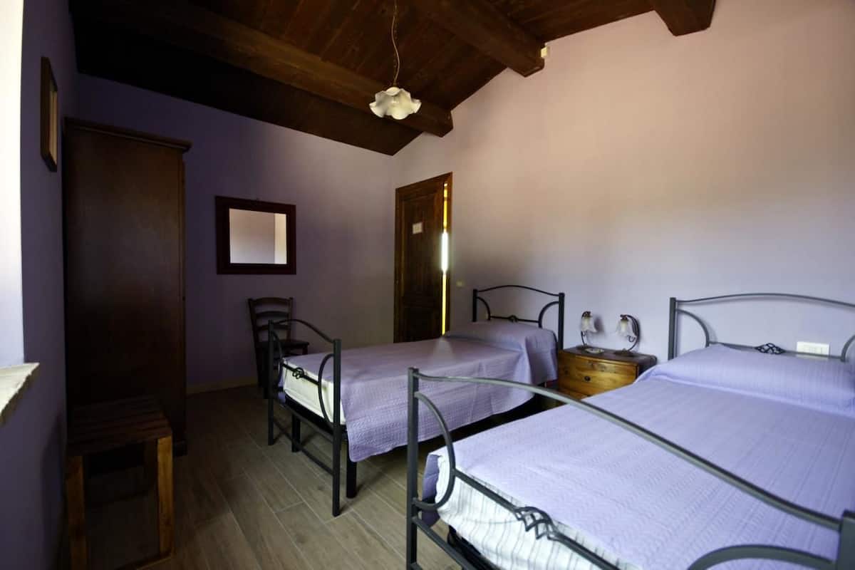 Habitación económica con 1 cama matrimonial o 2 individuales, para no fumadores | Wifi gratis y ropa de cama