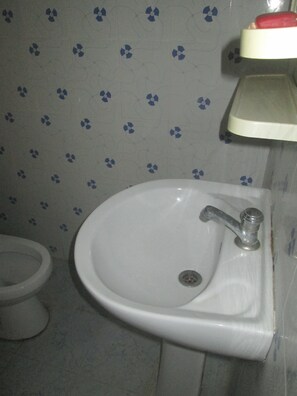 Standard Single Room, 1 Queen Bed, Non Smoking | Bathroom | Shower, towels - Dhanushka Guest House (Ahangama)