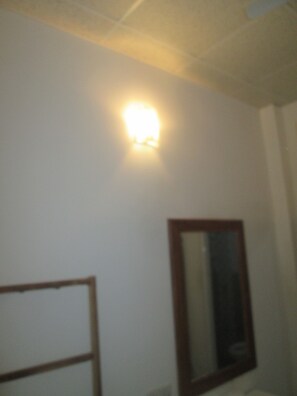 Standard Single Room, 1 Queen Bed, Non Smoking | In-room safe, soundproofing, iron/ironing board, free WiFi - Dhanushka Guest House (Ahangama)