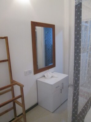 Standard Single Room, 1 Queen Bed, Non Smoking | In-room safe, soundproofing, iron/ironing board, free WiFi - Dhanushka Guest House (Ahangama)