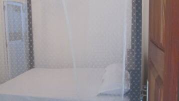 Standard Single Room, 1 Queen Bed, Non Smoking | In-room safe, soundproofing, iron/ironing board, free WiFi