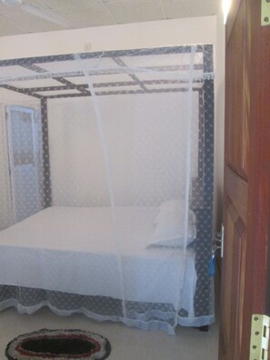 Quarto solteiro standard, 1 cama Queen, para não fumantes | Cofres nos quartos, quartos à prova de som