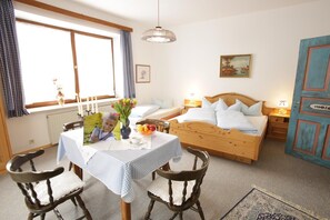 Hypo-allergenic bedding, blackout curtains, free WiFi, bed sheets