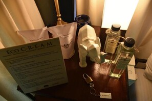 Dusche, kostenlose Toilettenartikel, Handtücher