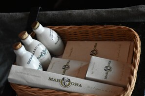 Ducha, artículos de tocador gratuitos, toallas