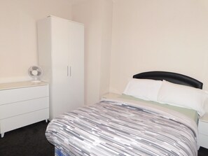 2 bedrooms, iron/ironing board, free WiFi, bed sheets - Deluxe City Apartment (Sheffield)