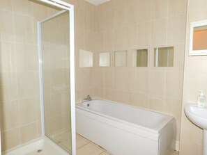 Comfort Apartment, 2 Bedrooms | Bathroom | Hair dryer, towels - Deluxe City Apartment (Sheffield)