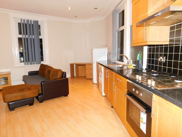 Comfort Apartment, 2 Bedrooms | Private kitchenette | Fridge, microwave, oven, stovetop