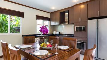 3-Bedroom Villa with Private Pool | Dapur peribadi | Peti sejuk/penyejuk beku saiz penuh, ketuhar gelombang mikro, dapur