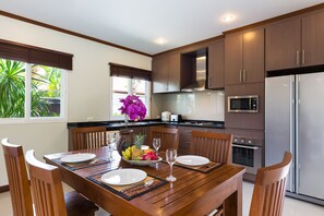 Refrigerador con freezer, microondas, placa de cocina