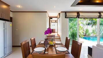 3-Bedroom Villa with Private Pool | Khu vực ăn uống tại phòng