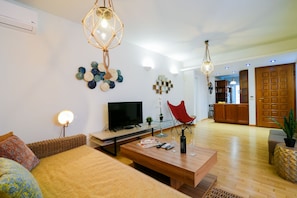 City Apartment, 3 Bedrooms | Living area | 40-inch flat-screen TV with cable channels, plasma TV, Netflix