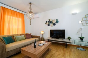 City Apartment, 3 Bedrooms | Living room | 40-inch flat-screen TV with cable channels, plasma TV, Netflix - A Diamont of 140 m2 Apt (Athens)