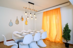 City Apartment, 3 Bedrooms | In-room dining
