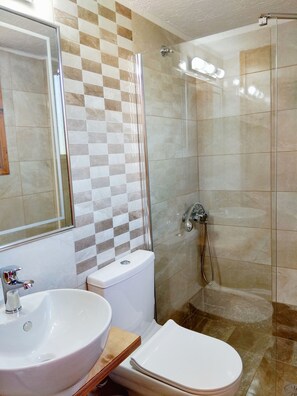 Shower, free toiletries, towels, shampoo