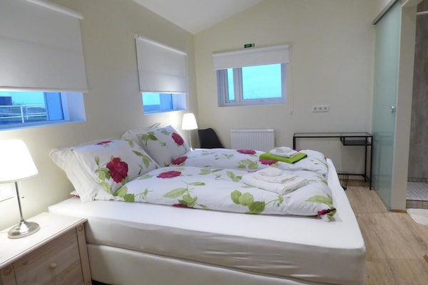 Escritorio, cortinas blackout y sistema de insonorización