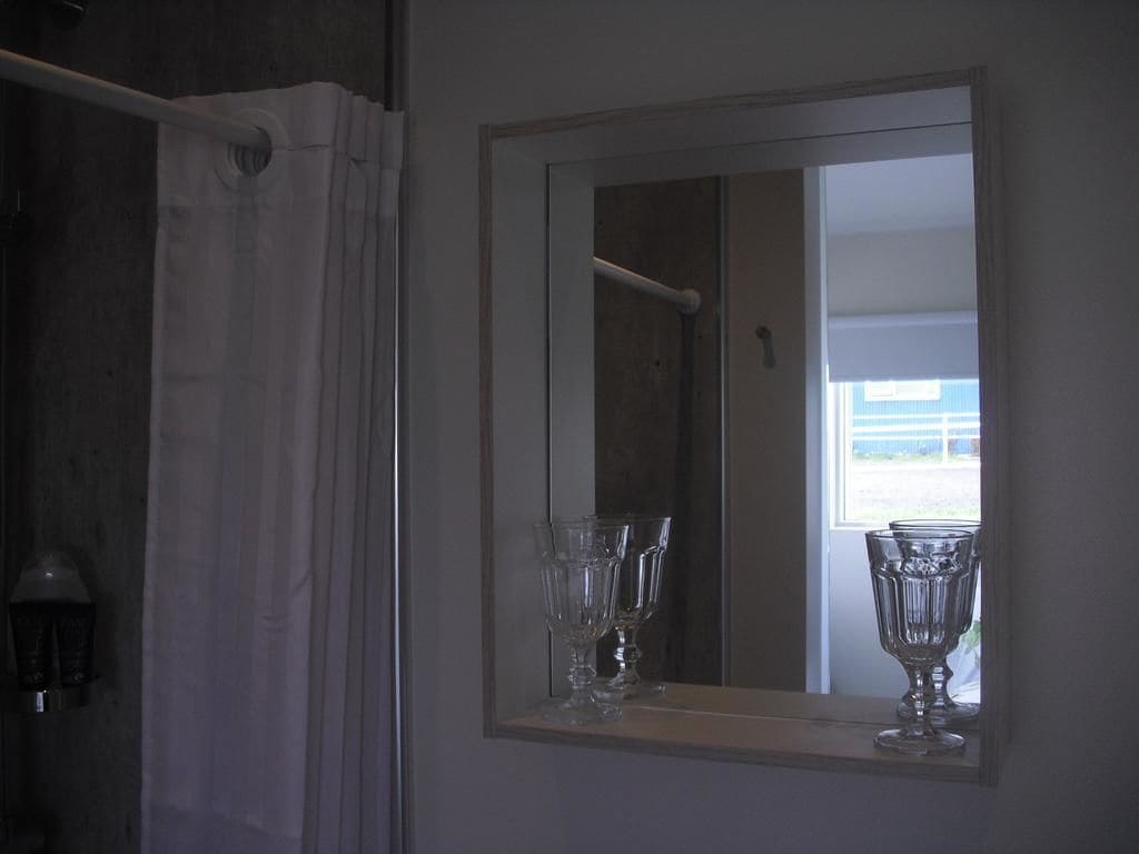 Habitación con 1 cama matrimonial o 2 individuales, baño privado | Amenidades de baño | Regadera, amenidades de baño gratuitas, secadora de cabello, toallas 