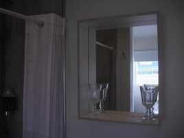 Habitación con 1 cama doble o 2 individuales, baño privado | Servicios del cuarto de baño | Ducha, artículos de higiene personal gratuitos y secador de pelo