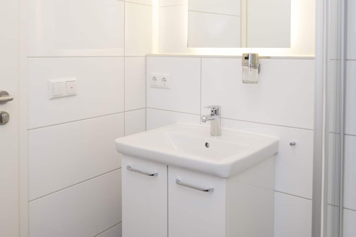 Regadera, secadora de cabello, toallas, papel de baño