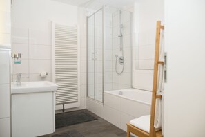 Apartamento, 2 habitaciones | Baño | Ducha, secador de pelo, toallas y papel higiénico