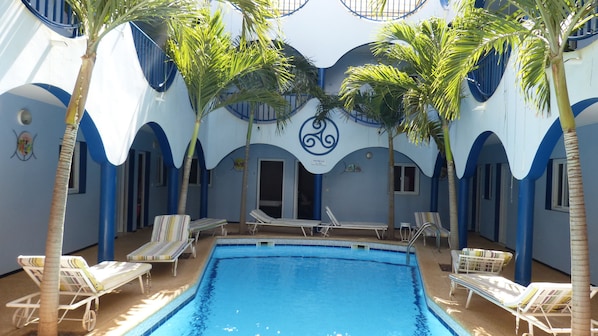 Piscina externa, funciona das 7h às 23h30, espreguiçadeiras