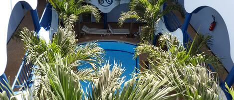 Piscina externa, funciona das 7h às 23h30, espreguiçadeiras