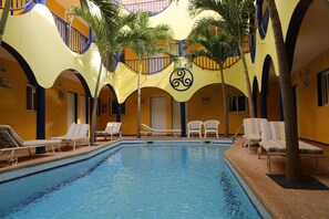 Piscine extérieure, accÚs possible de 7 h à 23 h 30, chaises longues