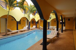 Piscine extérieure, accÚs possible de 7 h à 23 h 30, chaises longues