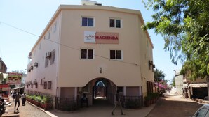 Un edificio con un letrero que dice "Hacienda Hotel".