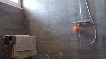 Deluxe Apartment | Bathroom shower