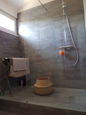Deluxe Apartment | Bathroom shower - La Roseraie (Sentheim)